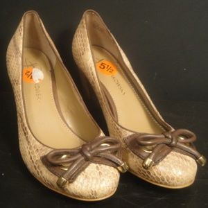 B MAKOWSKY Sz 5.5 Tan Snake Embossed Leather Pumps